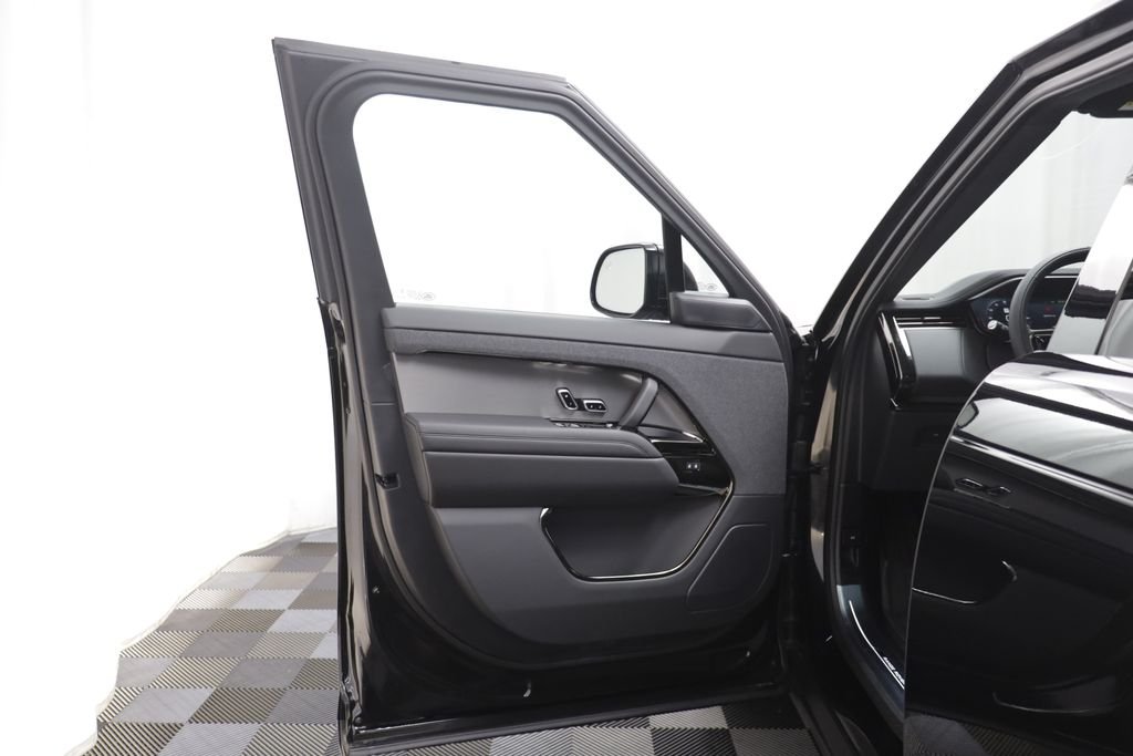 New 2026 Santorini Black LAND ROVER Dynamic SE image 5
