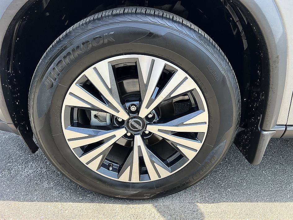 Used 2023 Gun Metallic Nissan SV image 9