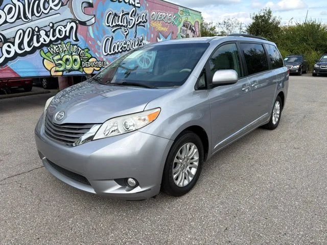 Used 2011 Silver Toyota XLE image 3