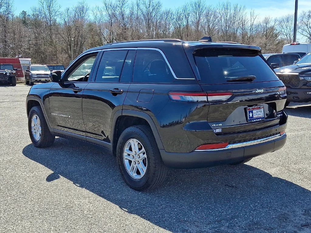 Used 2023 Diamond Black Crystal Pearlcoat Jeep Laredo image 8