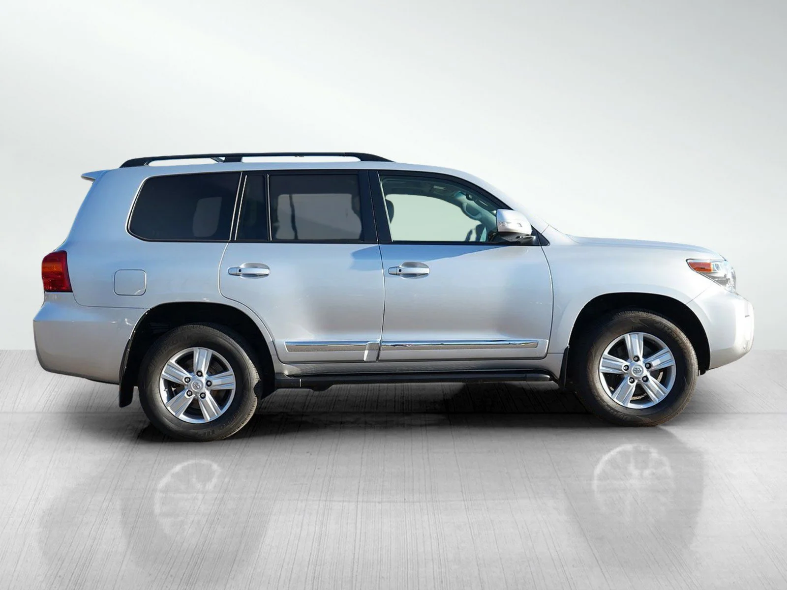 Used 2015 Classic Silver Metallic Toyota Base image 6
