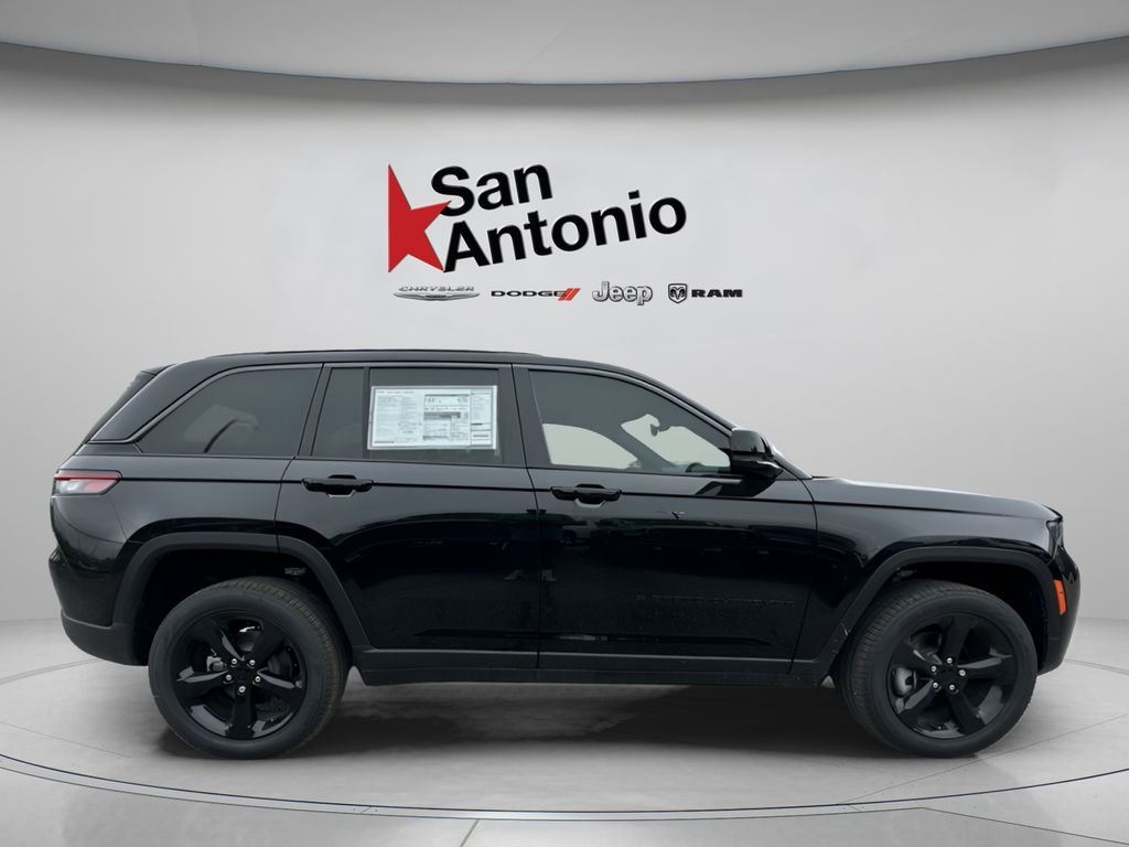 New 2026 Diamond Black Crystal Pearlcoat Jeep Limited image 17