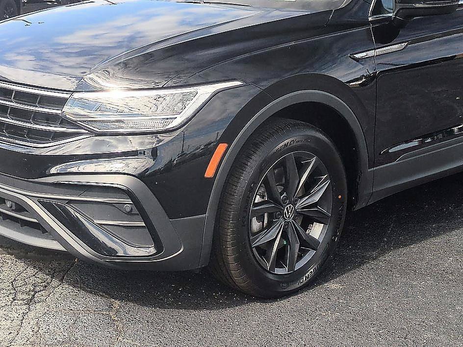 Used 2023 Platinum Gray Metallic Volkswagen SE image 9
