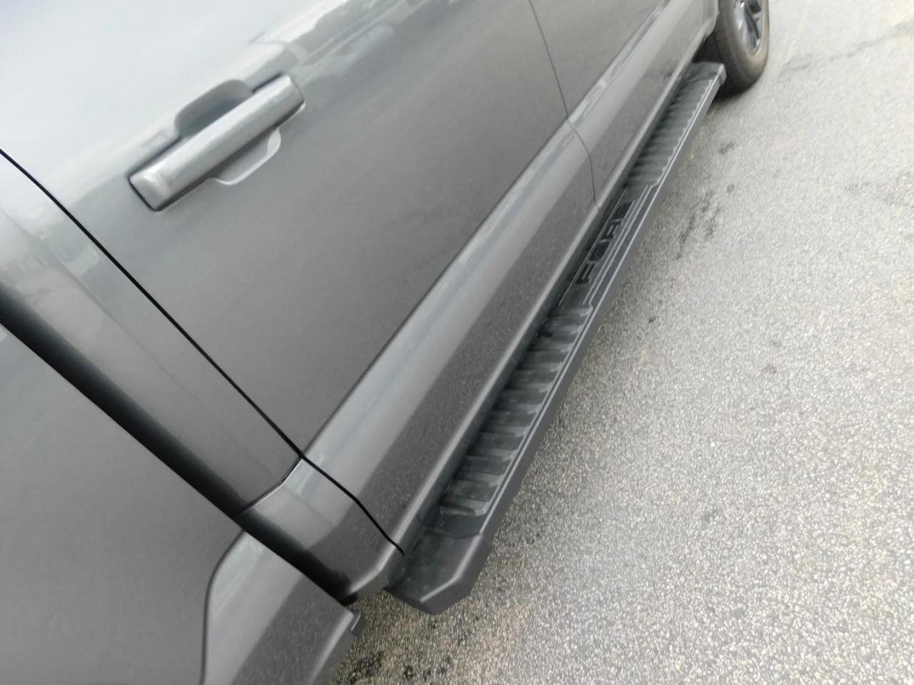 New 2026 Carbonized Gray Metallic Ford XLT image 12