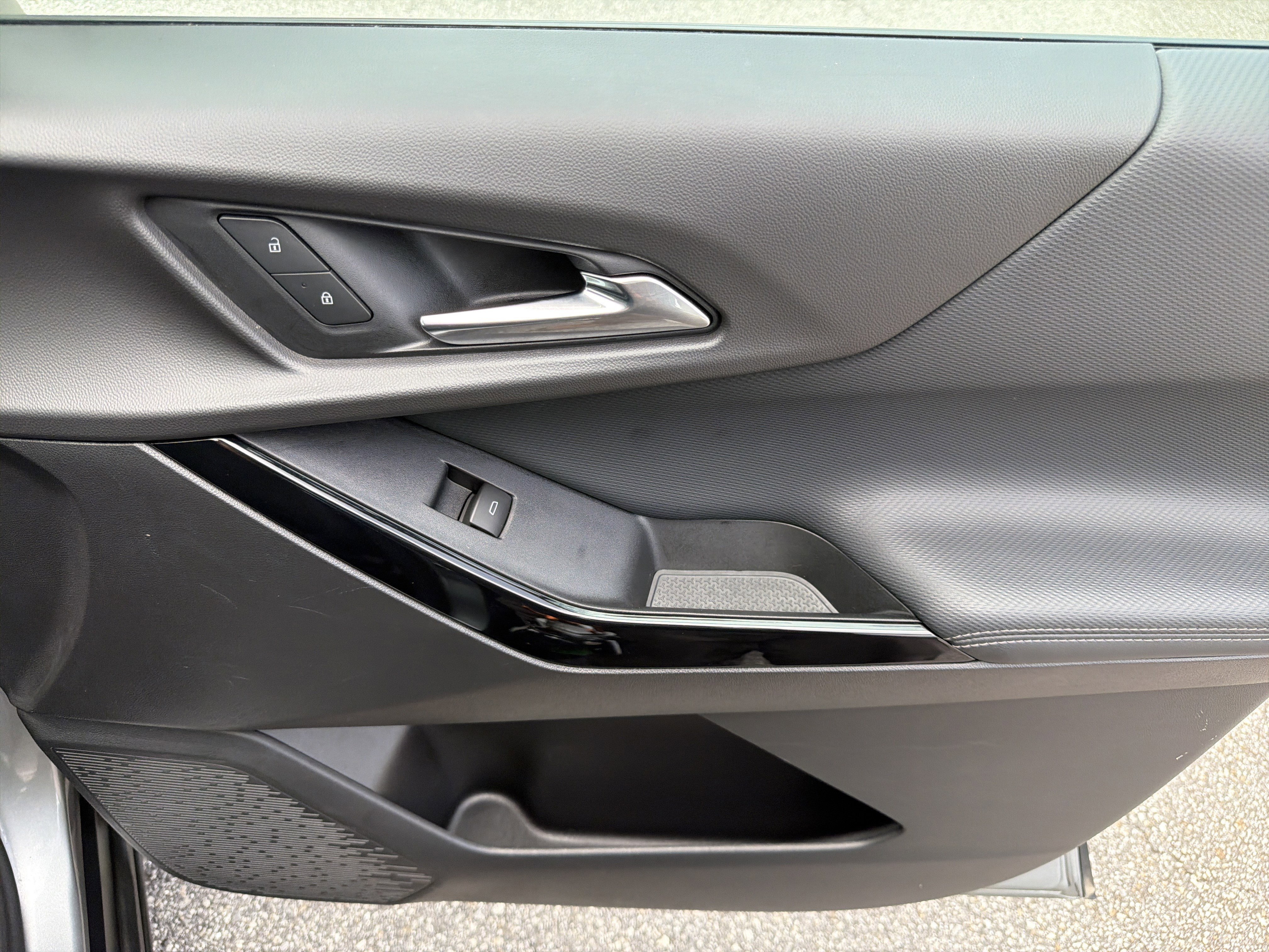 Used 2025 Sterling Gray Metallic Chevrolet LT image 25