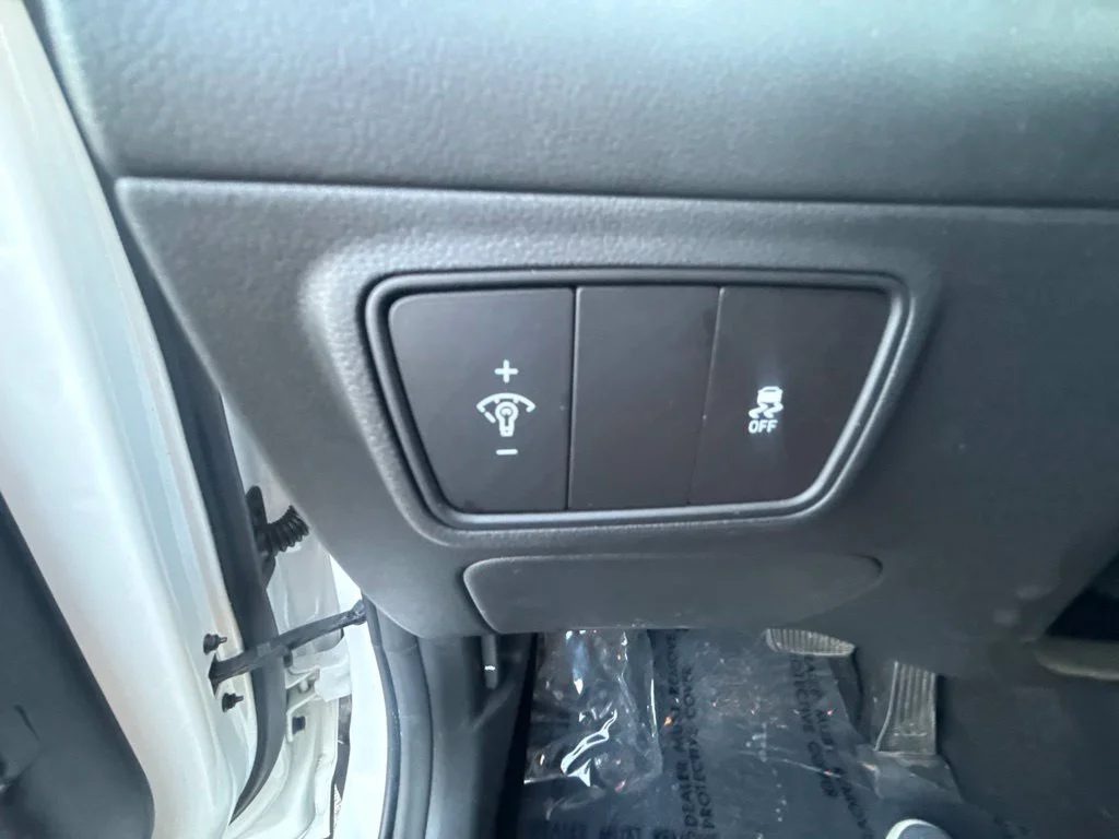 Used 2024 White Hyundai SE image 19
