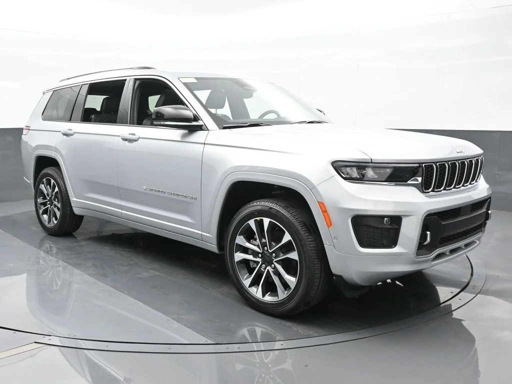 Used 2024 Silver Zynith Jeep Overland image 8