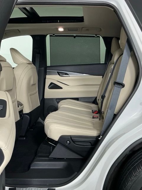 Used 2023 White INFINITI LUXE image 20