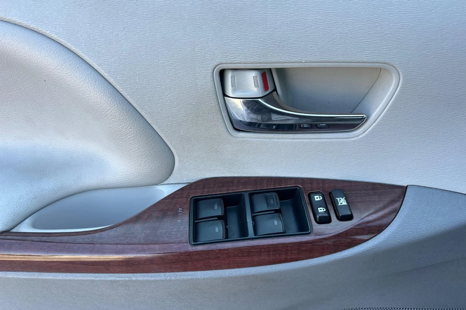 Used 2014 Super White Toyota XLE 8-Passenger image 11
