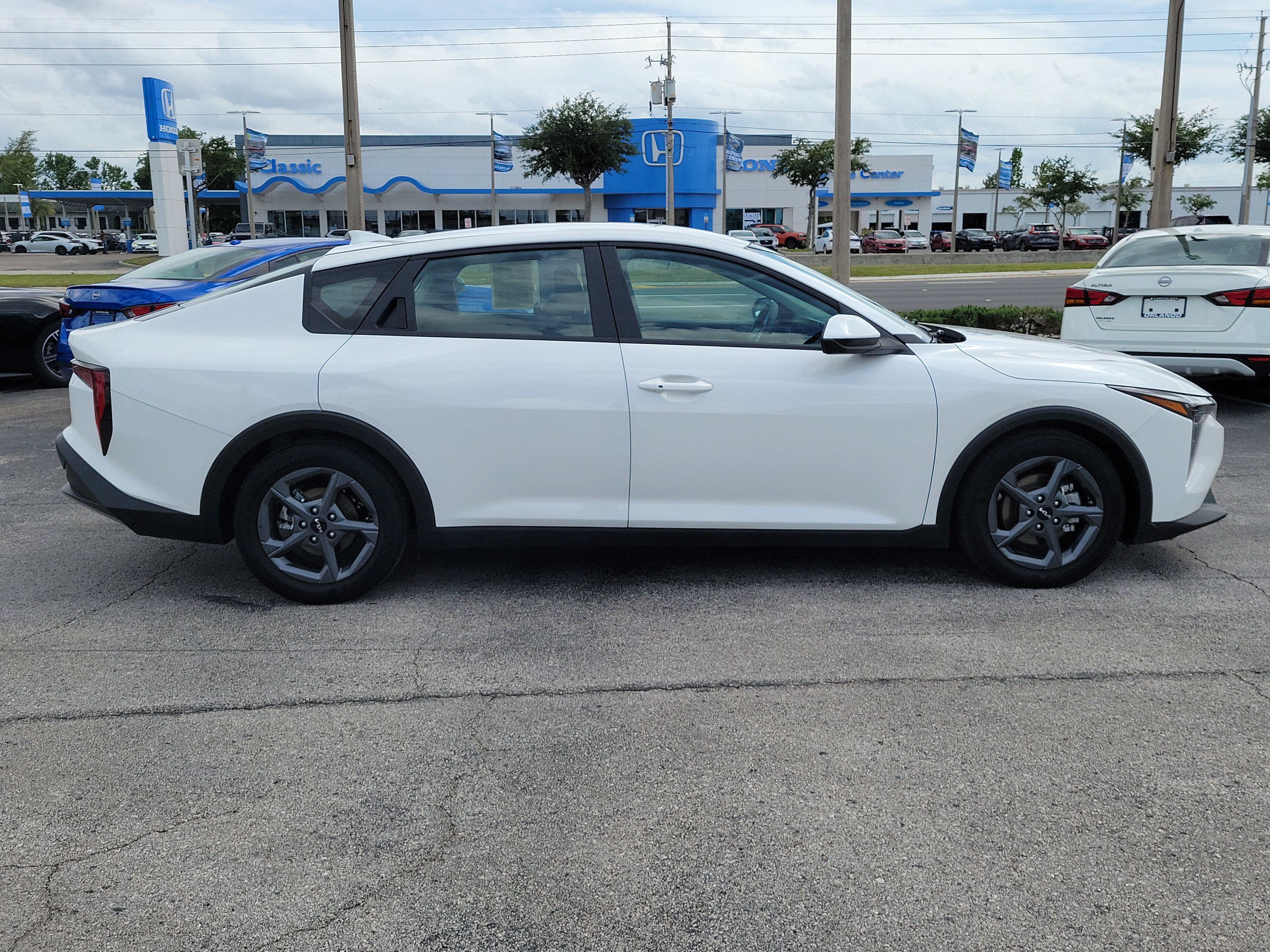Used 2025 Snow White Pearl Kia LXS image 7