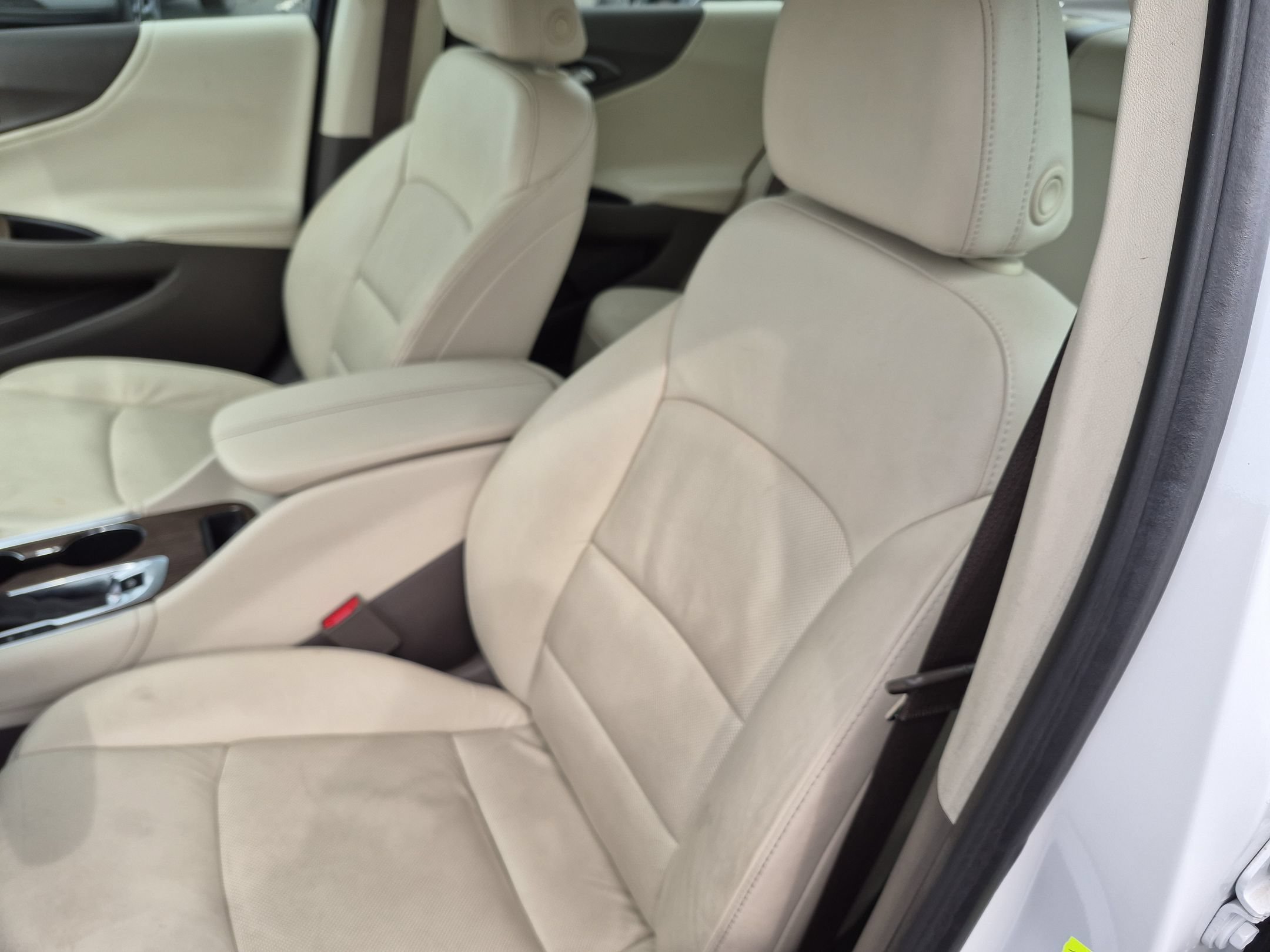 Used 2024 Summit White Chevrolet LT image 15