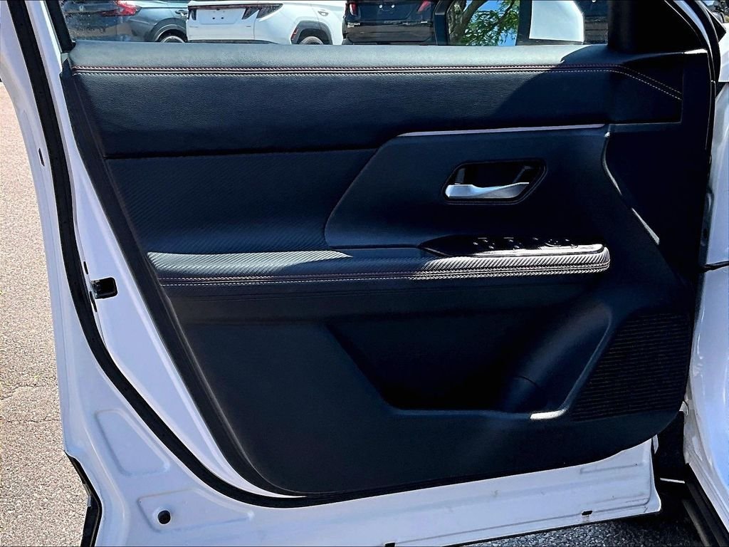 Used 2025 White Nissan SR image 9