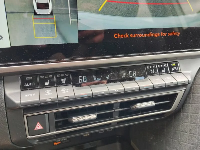 Used 2025 Off-white Toyota XLE image 18