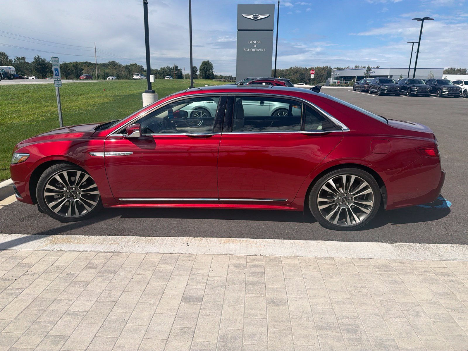 Used 2019 Red Lincoln Reserve image 8