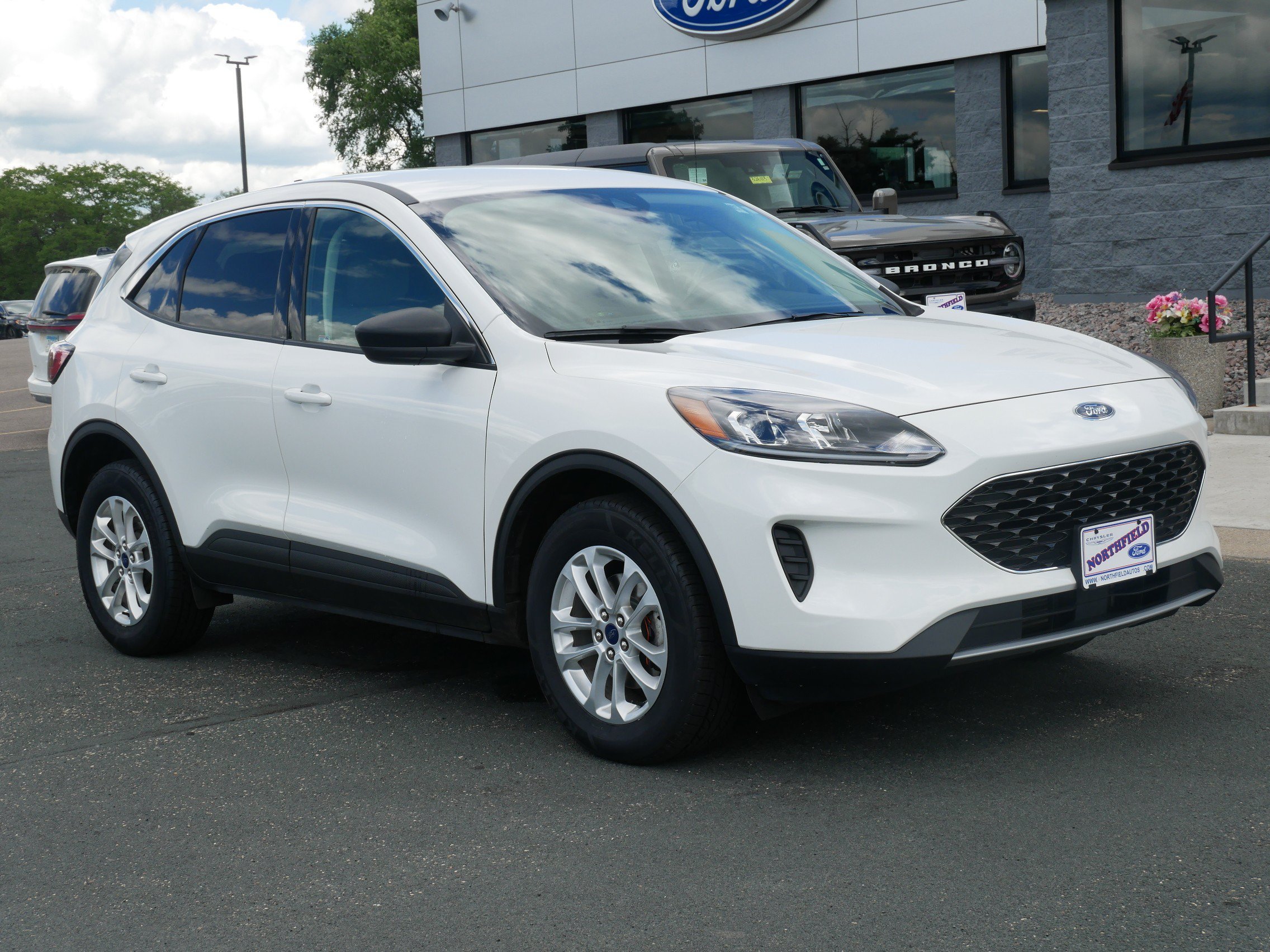 Used 2022 Ford Escape SE with VIN 1FMCU9G67NUB99012 for sale in Northfield, Minnesota