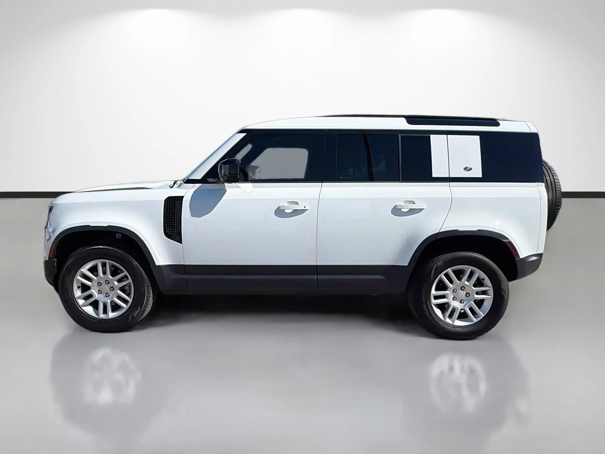 Certified Used 2024 Fuji White Land Rover S image 2