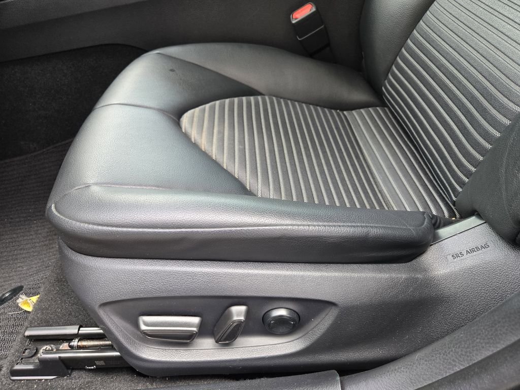 2018 Toyota Camry SE - Photo 16