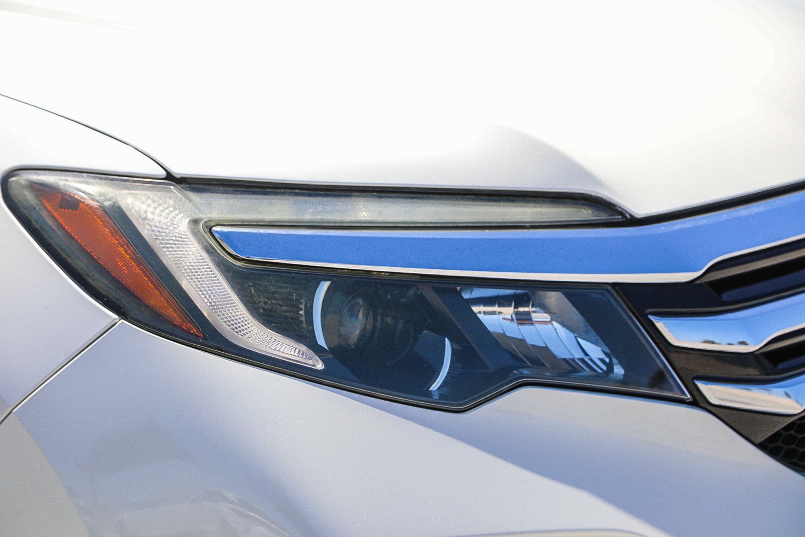 Used 2017 White Diamond Pearl Honda Touring image 7