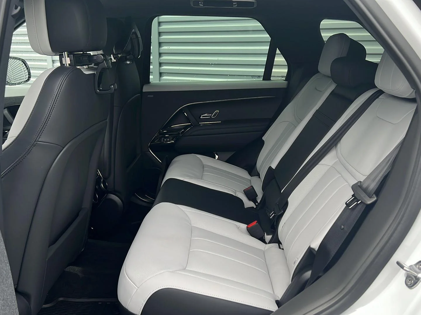New 2026 Ostuni Pearl White Premium Metallic Land Rover Dynamic SE image 8
