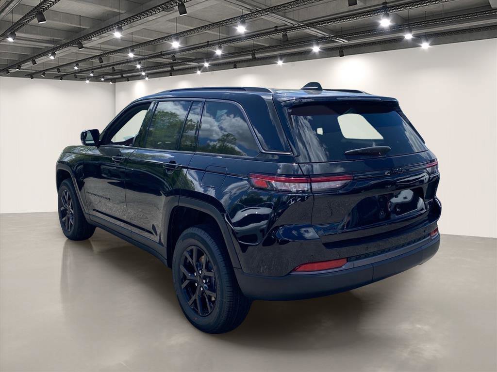 New 2026 Diamond Black Crystal Pearl-Coat Exterior Paint Jeep Altitude image 3