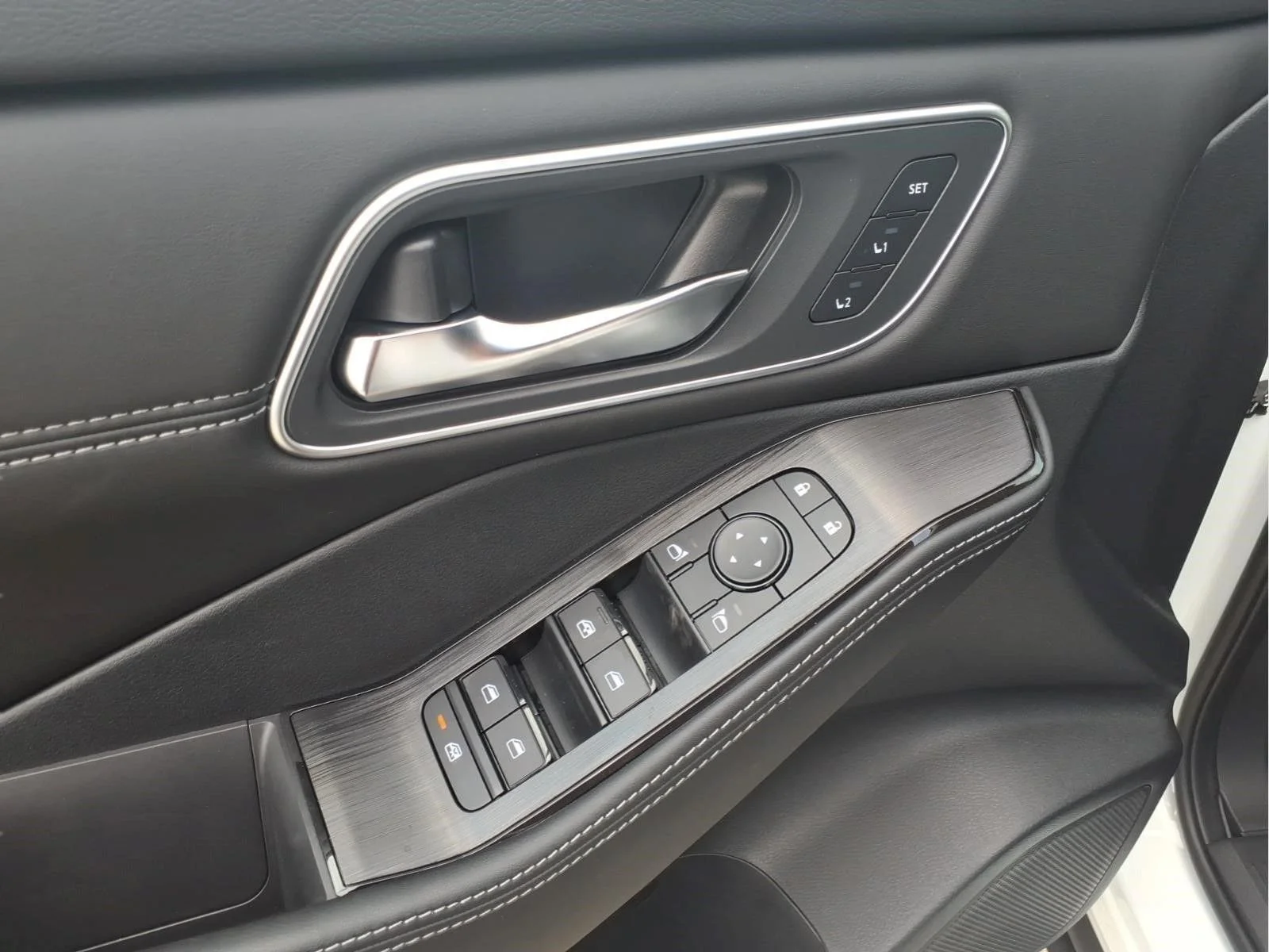 New 2026 Everest White Pearl TriCoat Nissan Platinum image 13