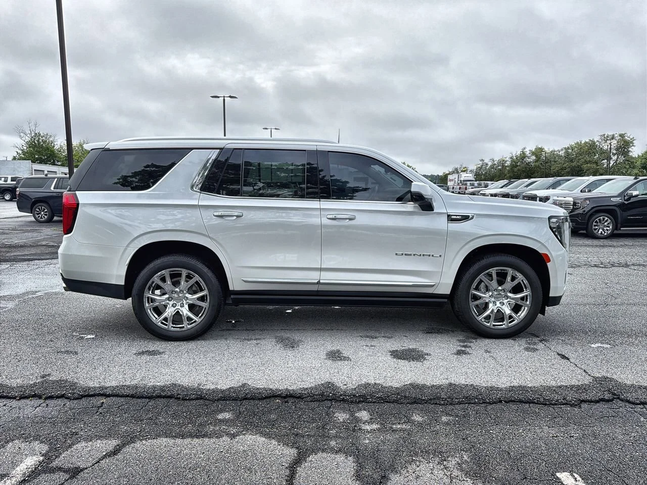 Used 2022 White Frost Tricoat GMC Denali image 9