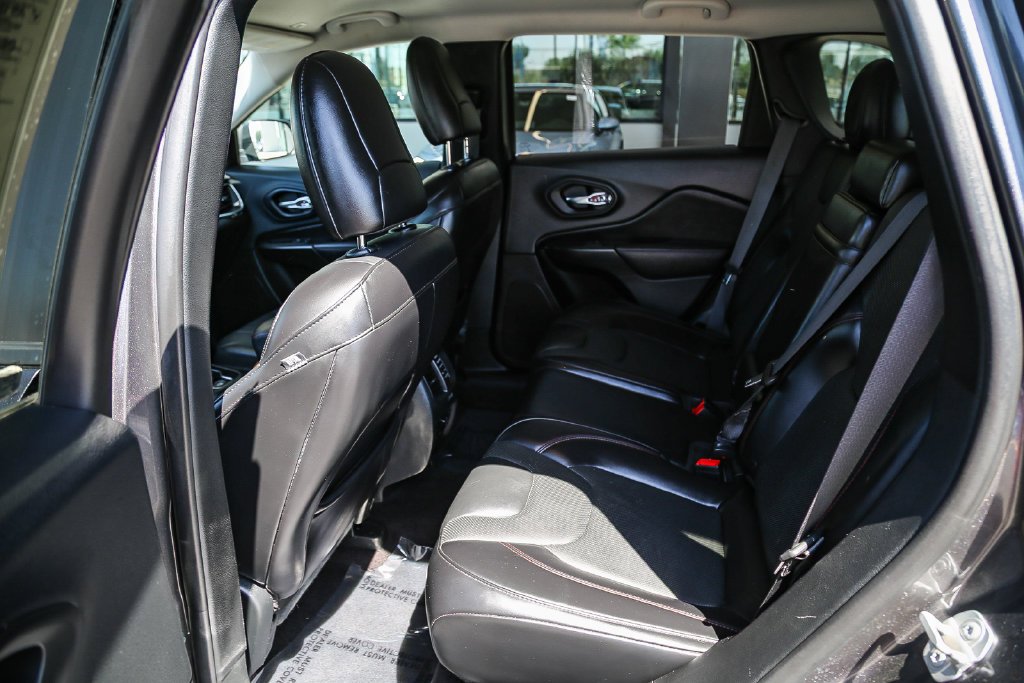 Used 2019 Crystal Metallic Jeep Trailhawk image 18