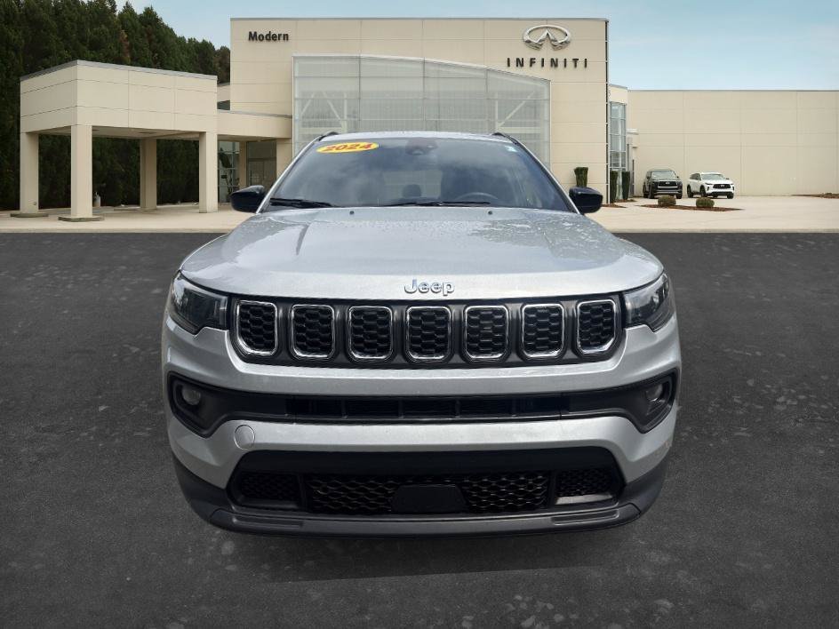 Used 2024 Silver Zynith Metallic Clearcoat Jeep Latitude image 2