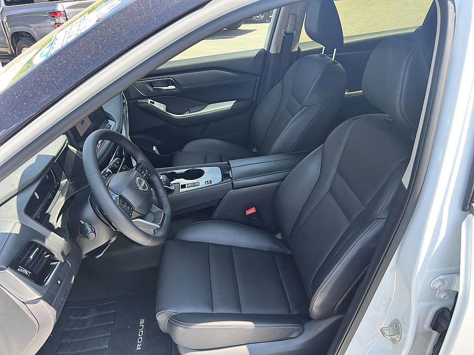 Used 2025 Everest White Pearl Nissan SL image 15