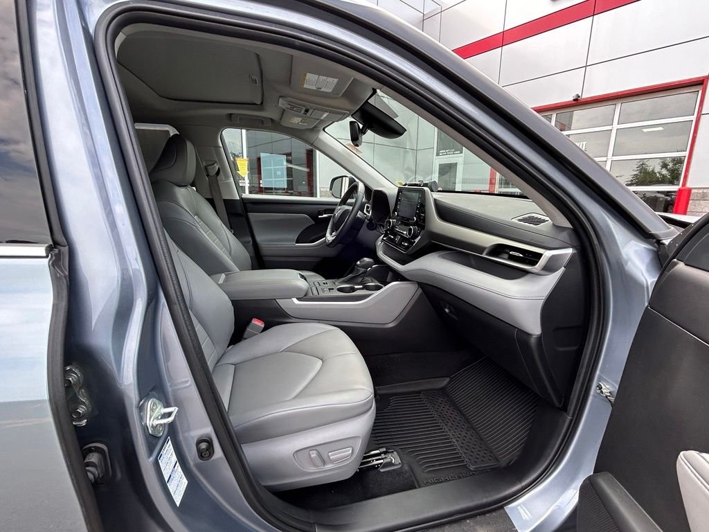 Used 2022 Moon Dust Toyota XLE image 39