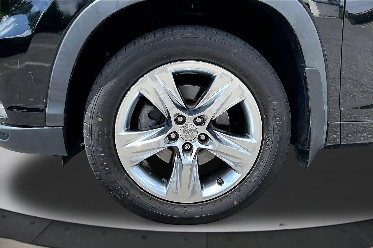 Used 2015 Black Toyota Limited image 35