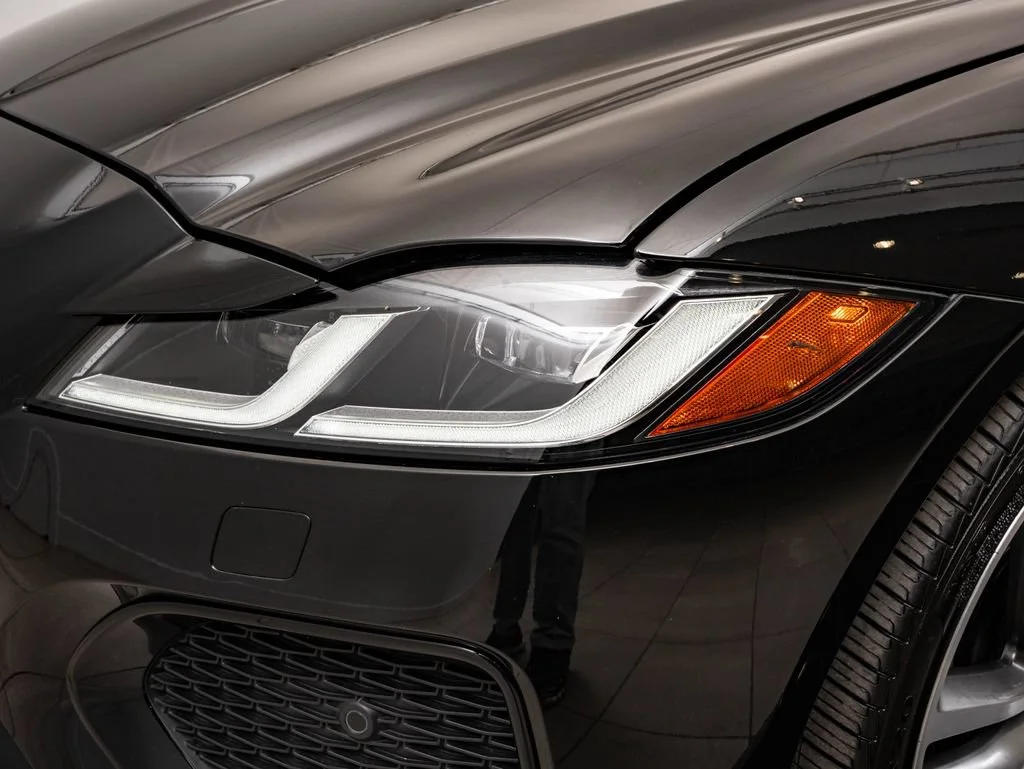 Used 2024 Santorini Black Metallic Jaguar R-Dynamic SE image 15