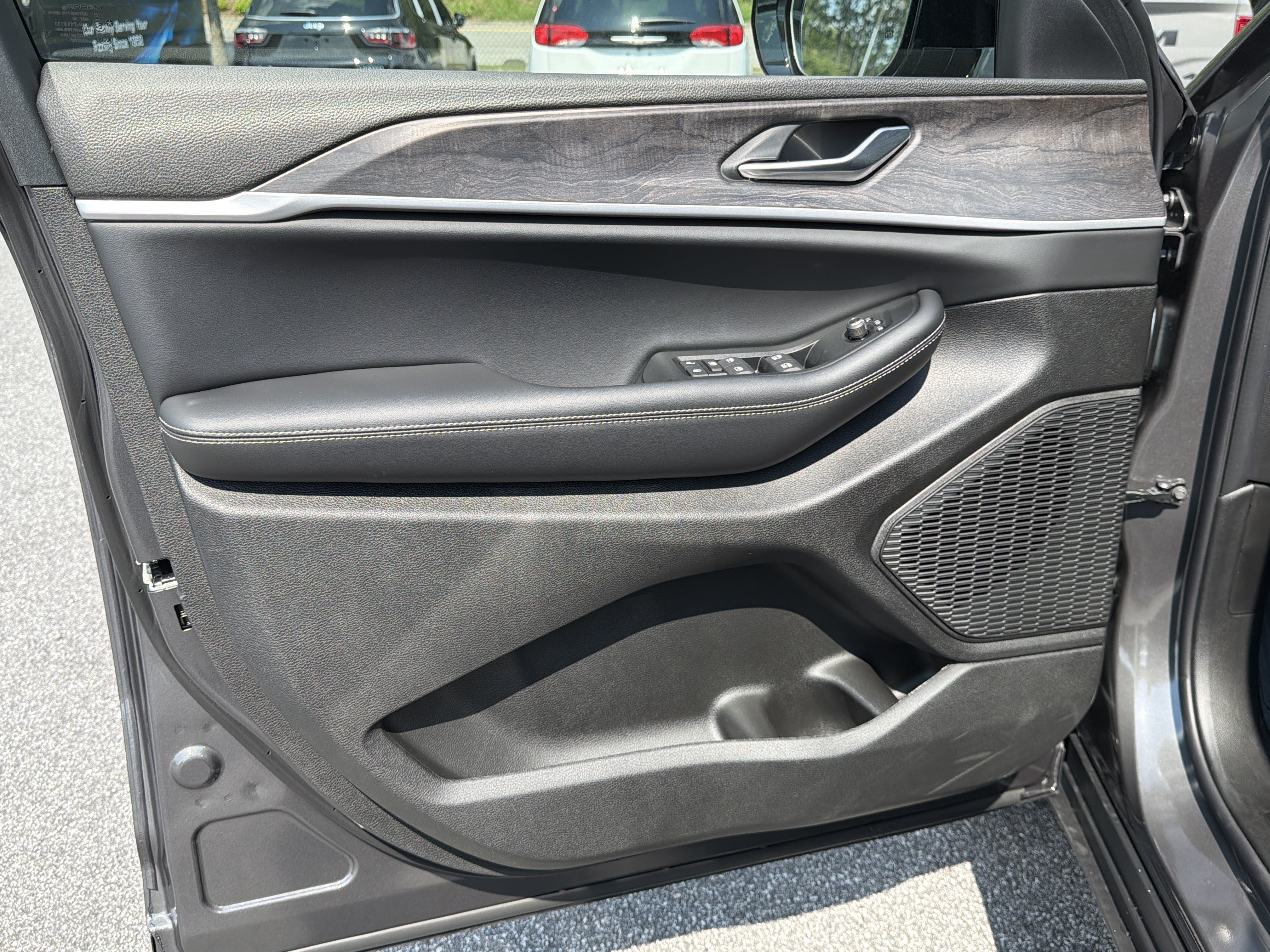 New 2026 Baltic Gray Metallic Clear-Coat Exterior Paint Jeep Altitude image 12