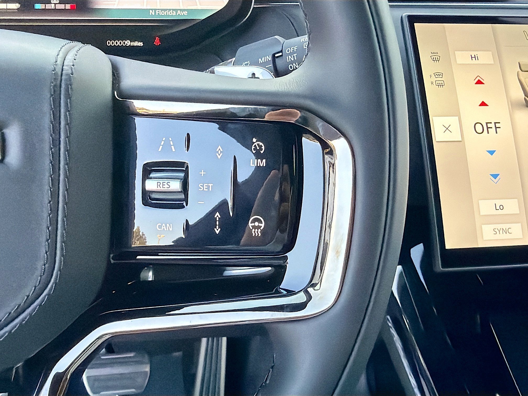 New 2026 Santorini Black LAND ROVER Dynamic SE image 37