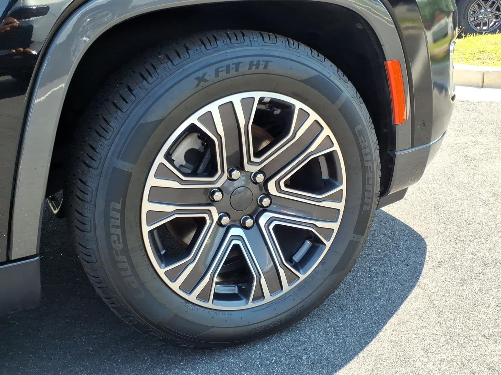 Used 2022 Diamond Black Crystal Pearlcoat Jeep Series III image 14