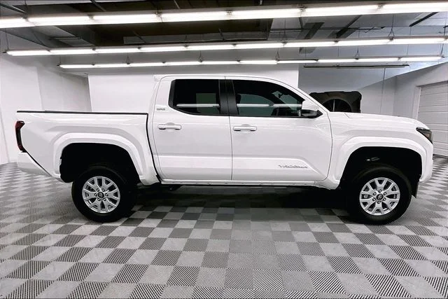 2025 Toyota Tacoma SR5 - Photo 15