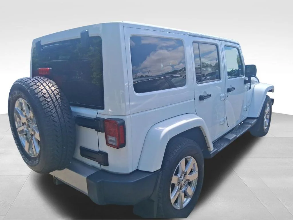 Used 2015 White Jeep Unlimited Sahara image 4