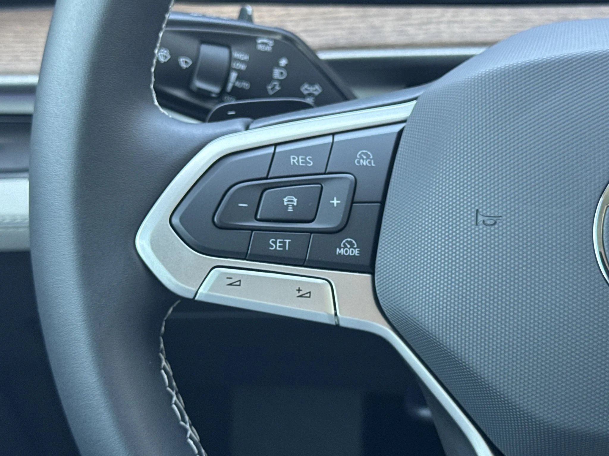 New 2027 Pure Gray Volkswagen SE w/Technology image 18
