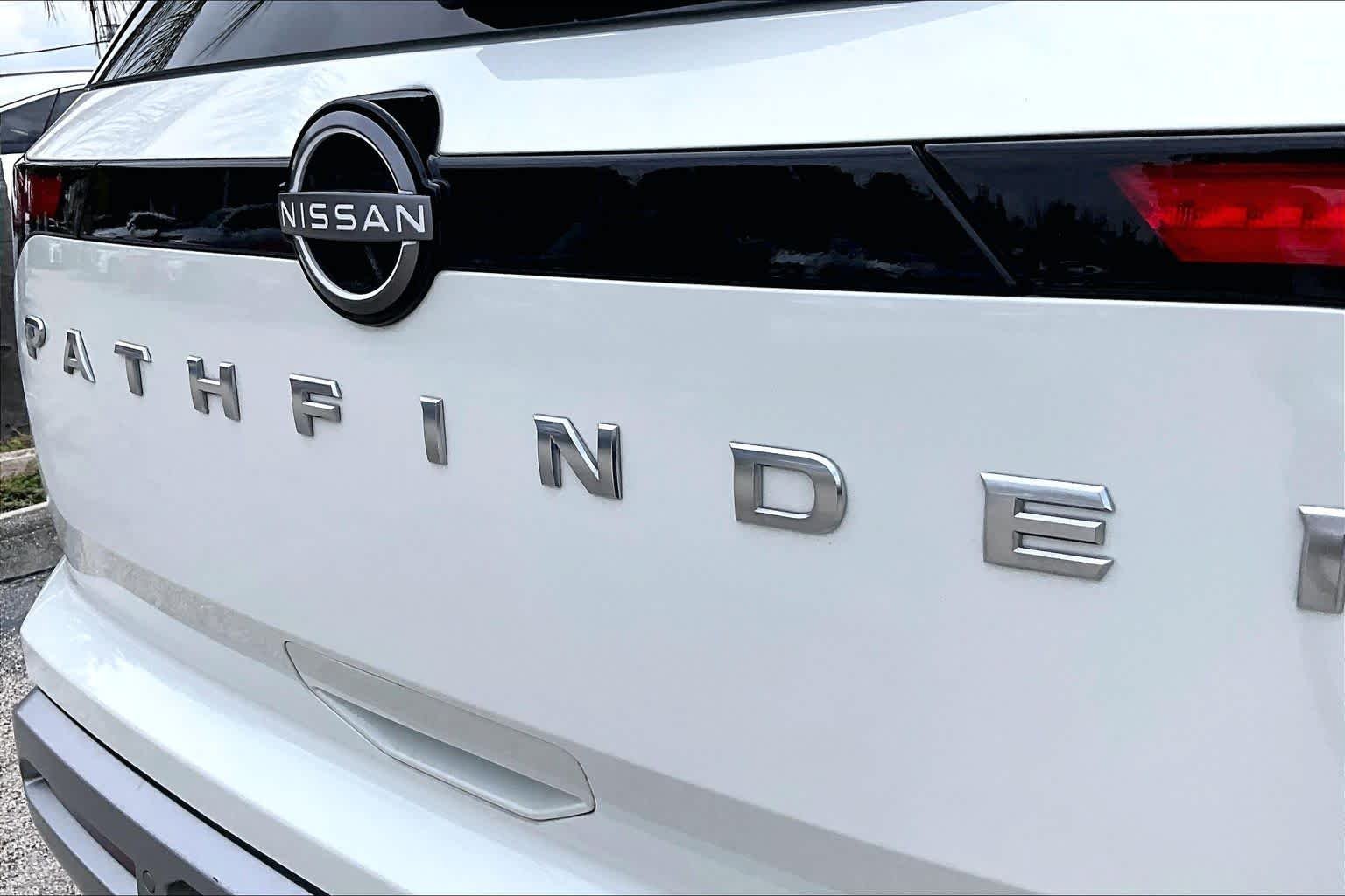 Used 2022 Pearl White Tricoat Nissan Platinum image 10
