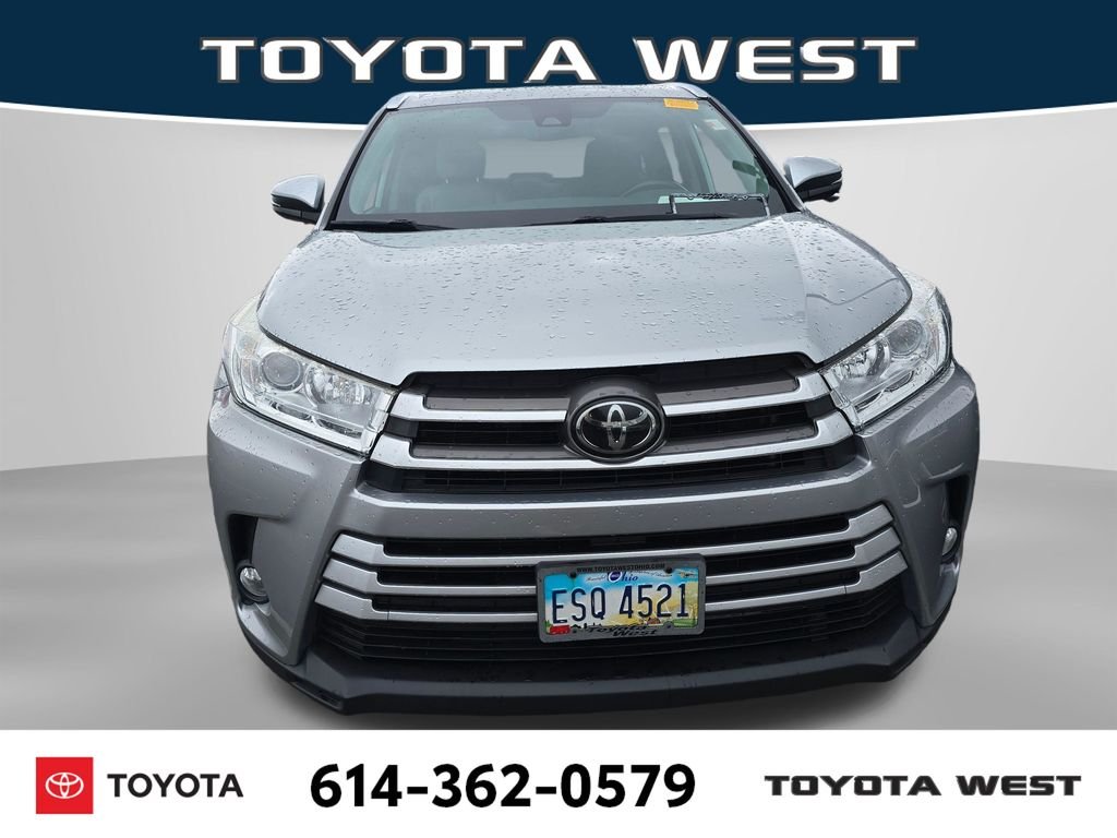 Used 2018 Silver Toyota XLE image 2