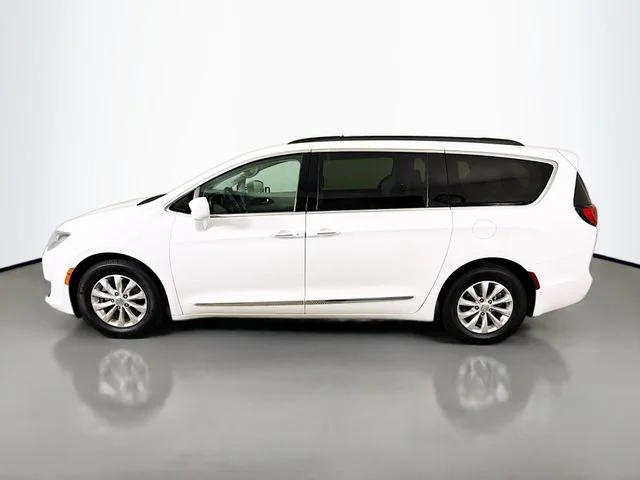 Used 2017 White Chrysler Touring L image 4