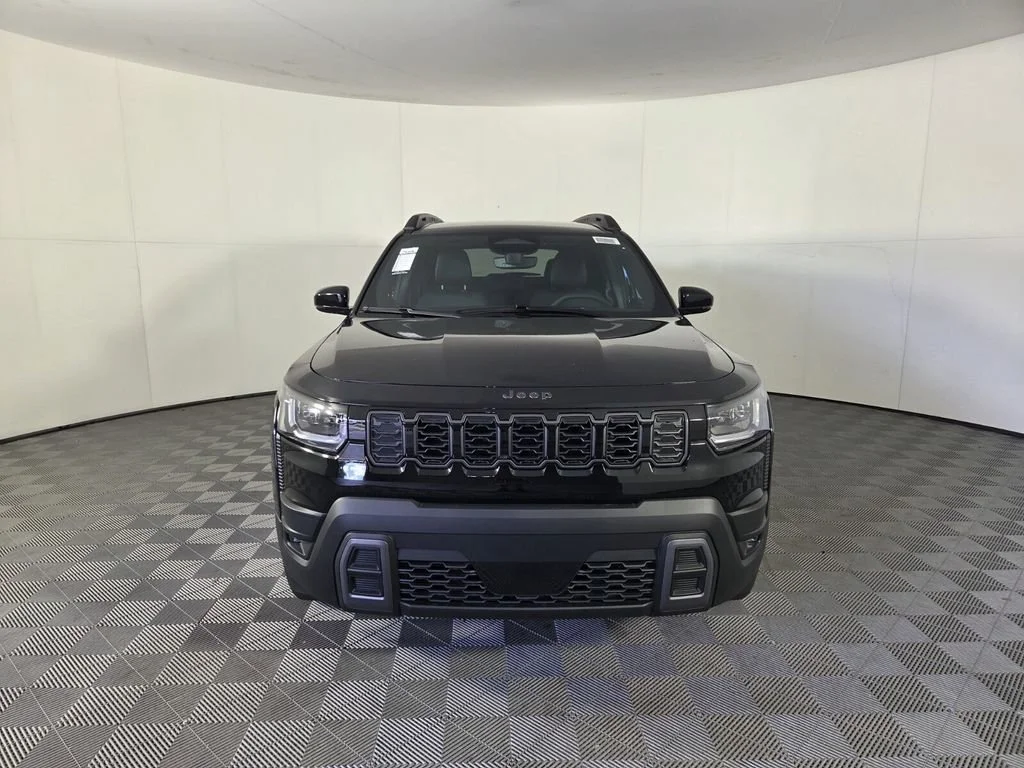 New 2026 Diamond Black Crystal Pearl-Coat Exterior Paint Jeep Limited image 3