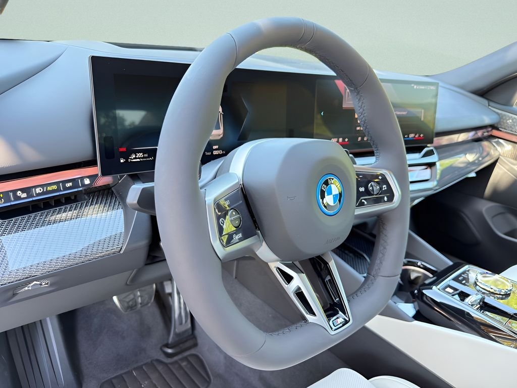 New 2027 Mineral White Metallic BMW 550e xDrive image 12
