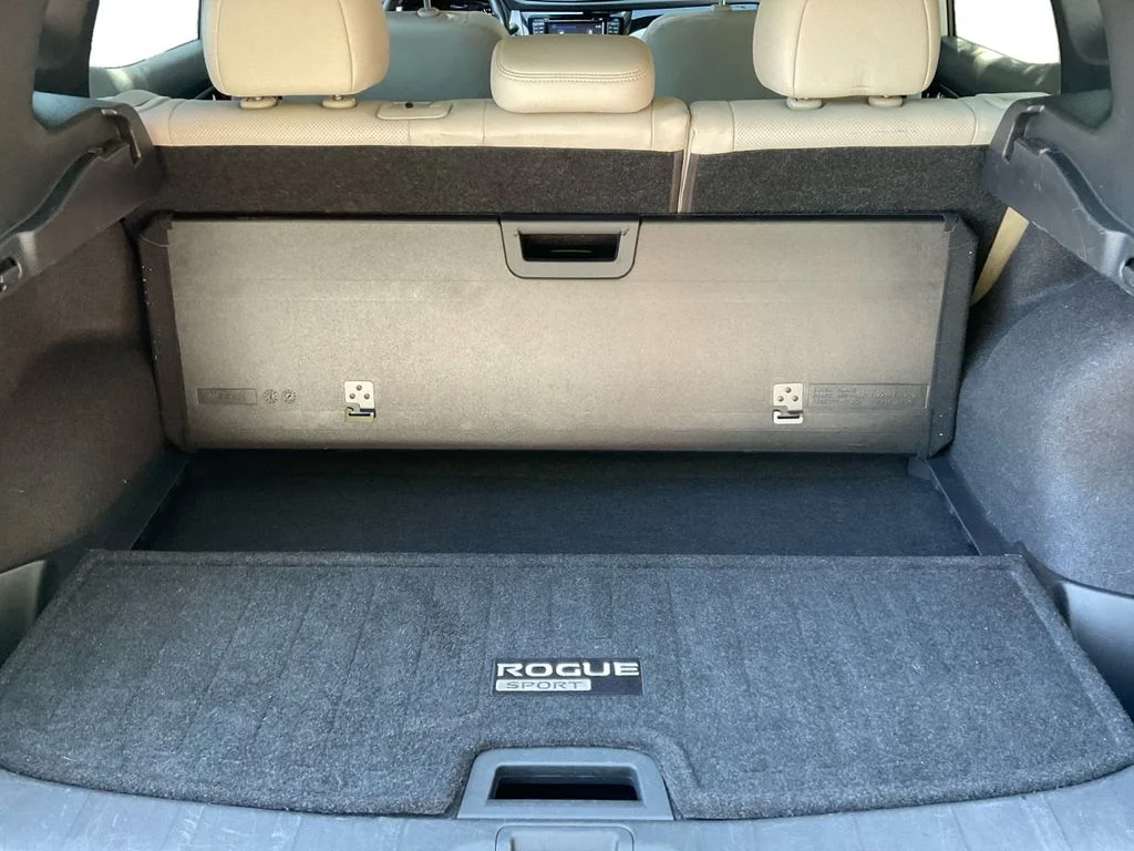 Used 2017 White Nissan SL image 32