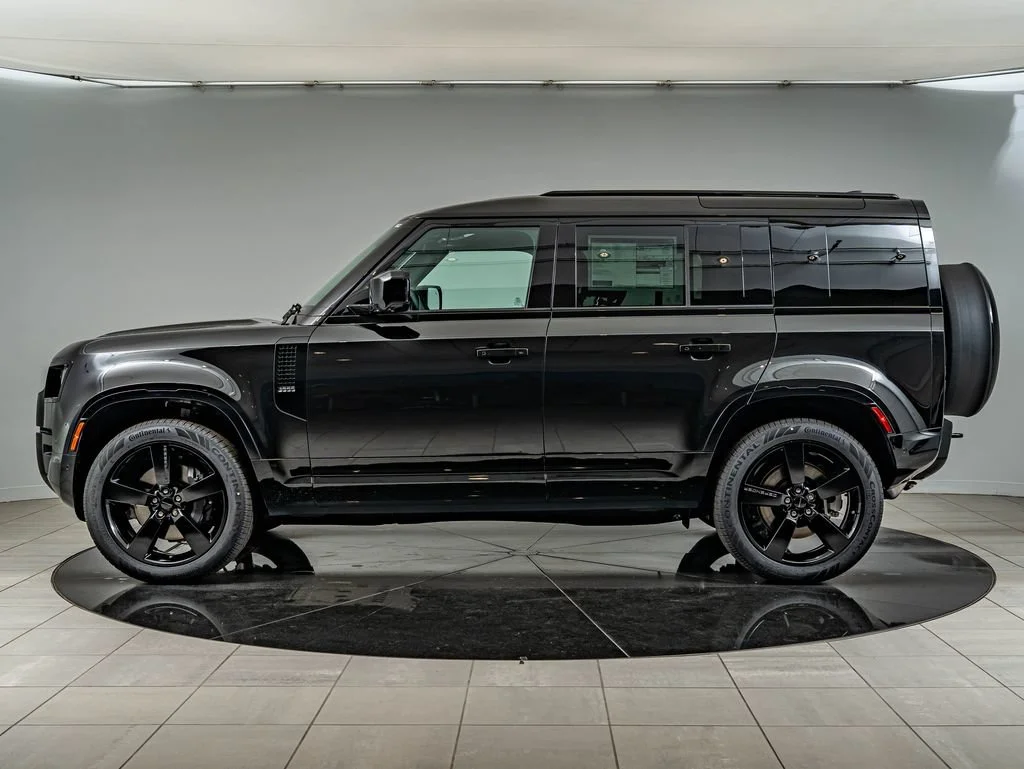 New 2026 Santorini Black Land Rover X-Dynamic SE image 8