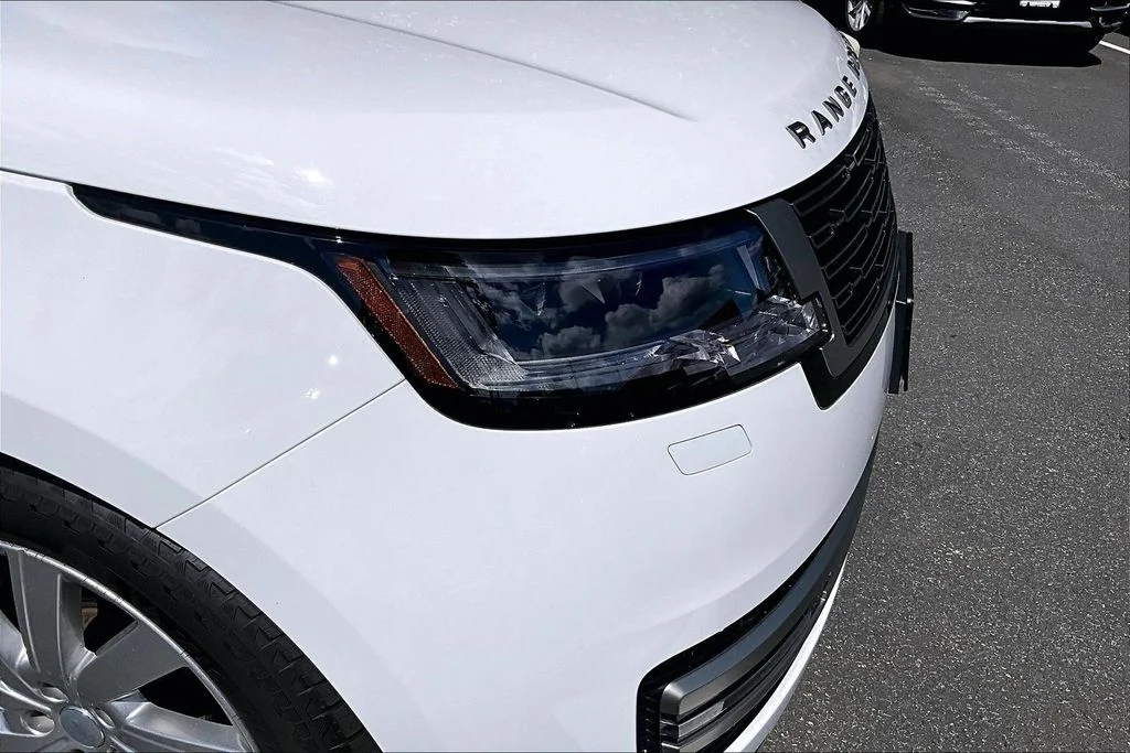 Used 2024 White Land Rover SE image 30