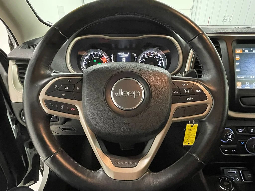 Used 2017 White Jeep Latitude image 31
