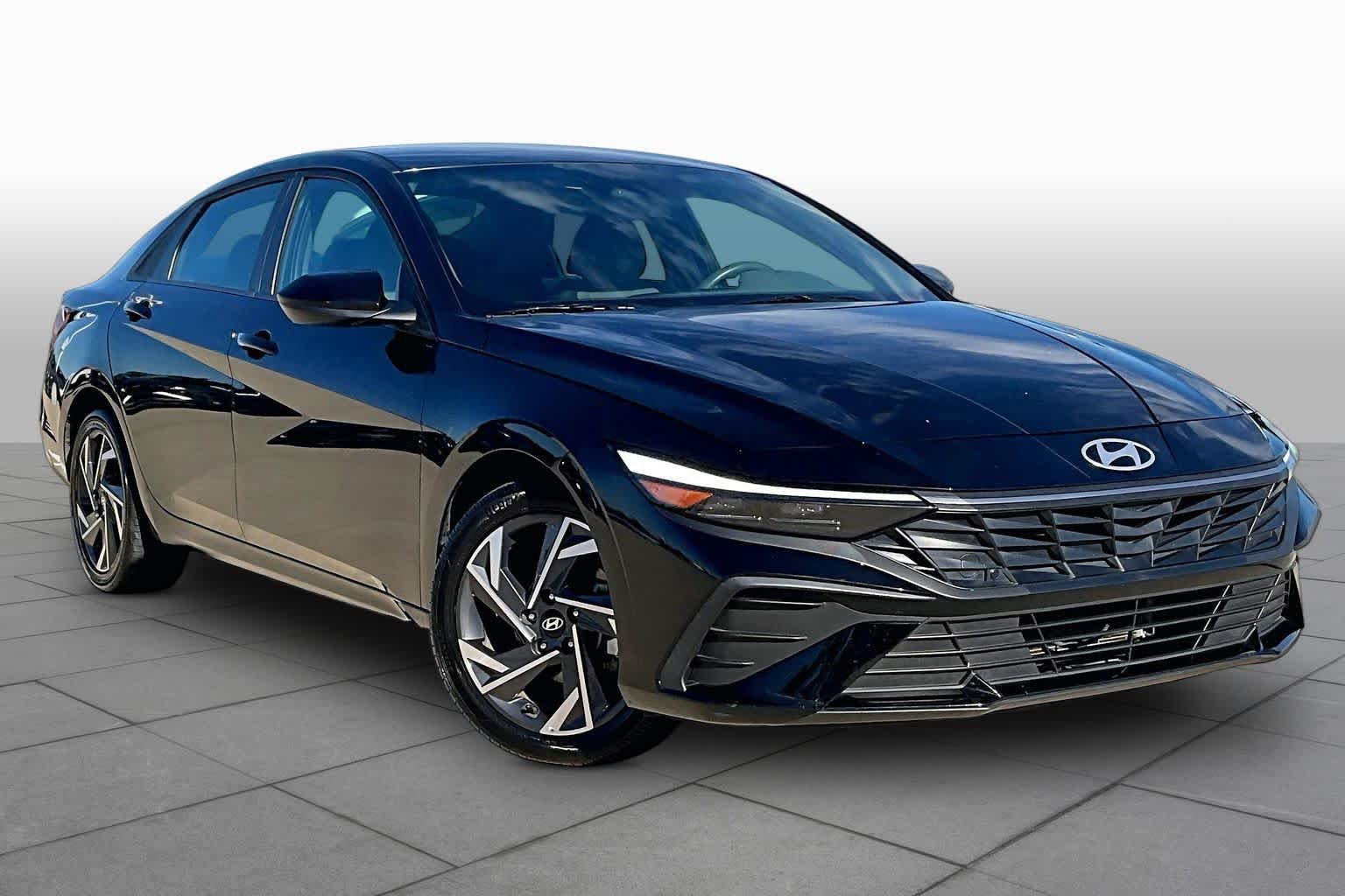 Used 2025 Abyss Black Hyundai SEL Sport image 3