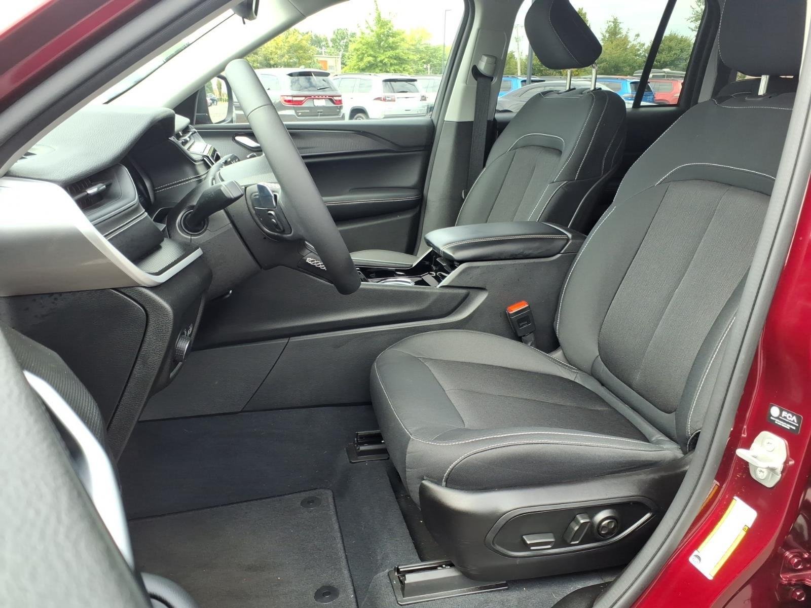Used 2023 Velvet Red Pearlcoat Jeep Laredo image 18