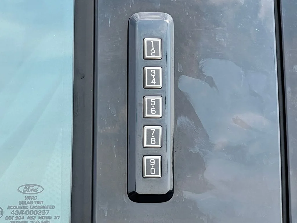 Used 2019 Black Ford XLT image 9